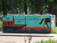 850582 Afbeelding van de door Nanna & Jamie met verschillende taferelen beschilderde afvalcontaineropslagplaats bij het ...